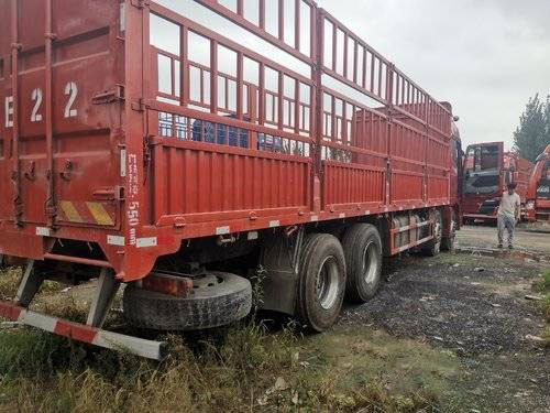प्रयुक्त 2016 कमिंस 350HP फोटॉन कार्गो बॉक्स ट्रेलर ट्रक 12 स्पीड
